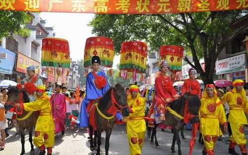 广东高考状元骑马游街