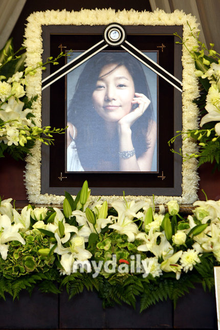 李秉宪宋慧乔等吊唁张真英