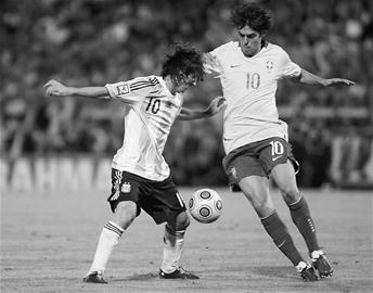 阿根廷队主场1:3不敌巴西,晋级南非世界杯决赛