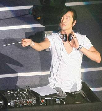 张根硕游台湾知名夜店 放情玩乐搂台妹 舌吻 (