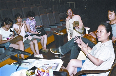 本报读者探班伤心的歌