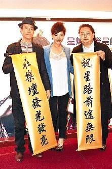 郑少秋现身为女儿新专辑打气郑欣宜感动落泪