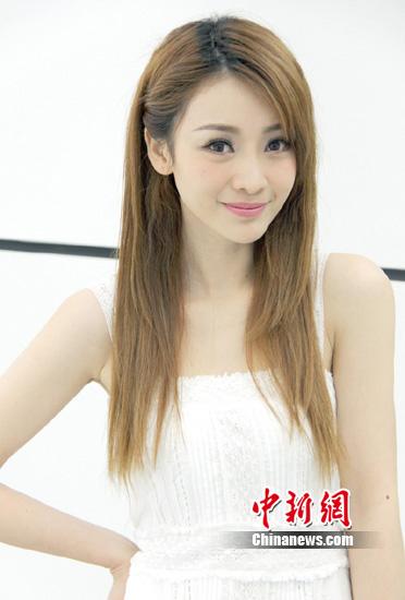性感主播柳岩改变齐刘海造型变身白雪美人(图)
