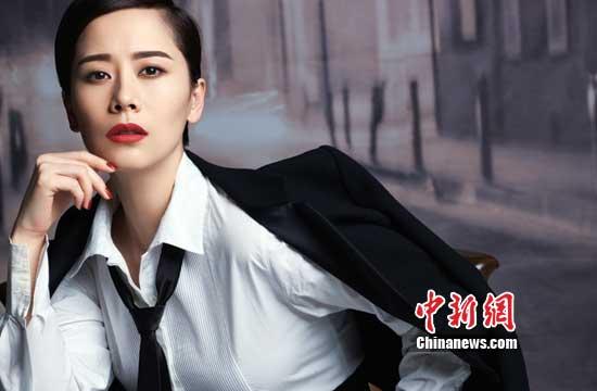 海清拍复古写真白衬衫搭黑西服干练帅气(图)