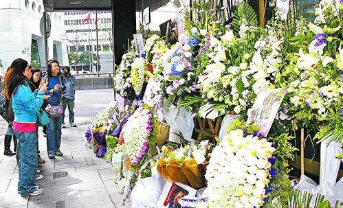 张国荣追悼会挚爱唐唐未现身 独守爱巢陪骨灰