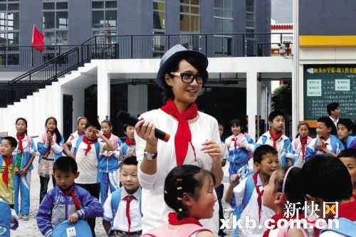 朱丹现身汶川圆小朋友苹果梦