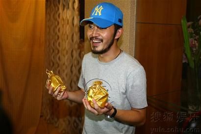 花5万胡可剖腹产子 沙溢全程陪伴,抱着儿子忘