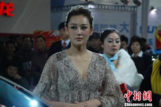 张馨予圣诞忙捞金被问吴卓羲笑而不语(图)