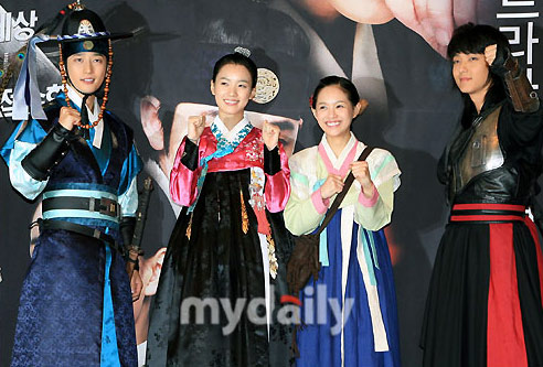 图文:李准基《<em>一枝梅</em>》记者会-四位主演合影_