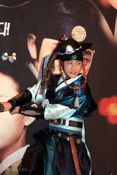 图文：李准基《一枝梅》将播--朴时厚古装帅气