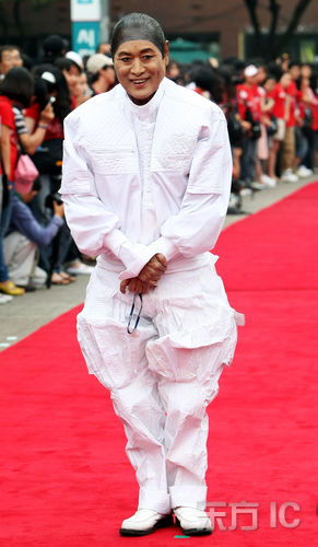 图文:韩国富川国际电影节红毯--时装大师安德烈
