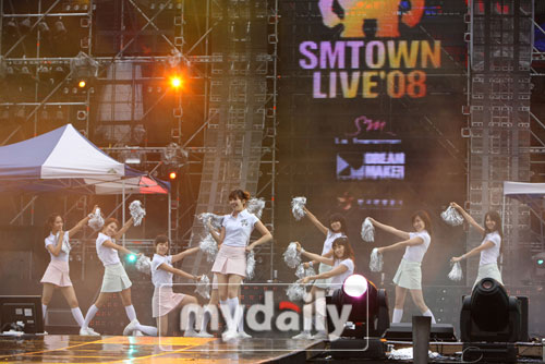 图文:<em>SM家族演唱会</em>开锣--<em>少女时代</em>可爱起舞_影