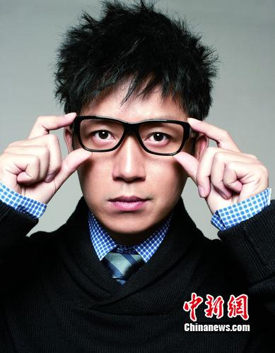 潘粤明拍杂志封面扮霸气型男不忘搞怪(组图)