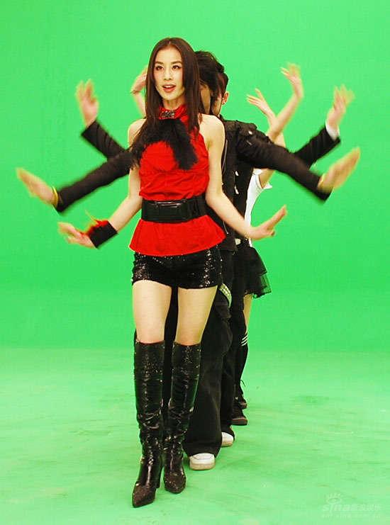 图文:黄圣依拍摄MV为奥运献礼-鹤舞九天