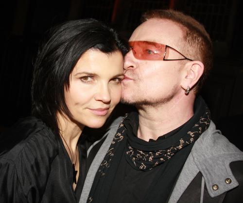 U2主唱BONO自创服装品牌发布 爱妻任设计师