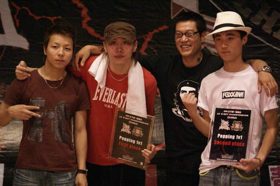 杨文浩(左二)夺得poping单项冠军