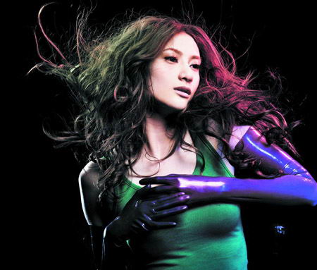 黄伊汶出碟造型出位 丝袜出镜不穿裤子【图】