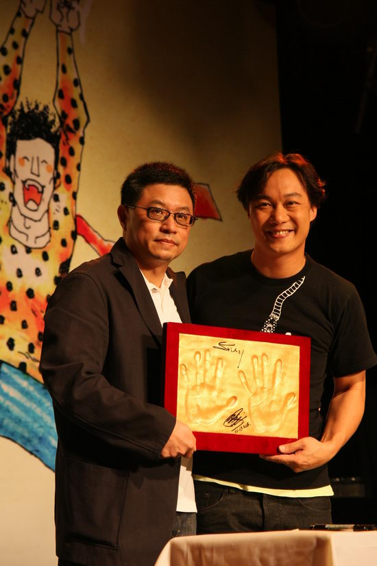 陈奕迅北京媒体party 推出《不想放手》环保袋