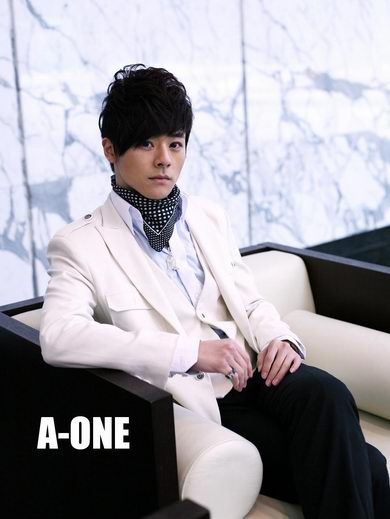 A-ONE为专辑主打歌拍MV 化身白领狂追美女(