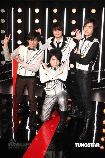 组图:强辩与武虎将东城卫三乐团拍《对手》M