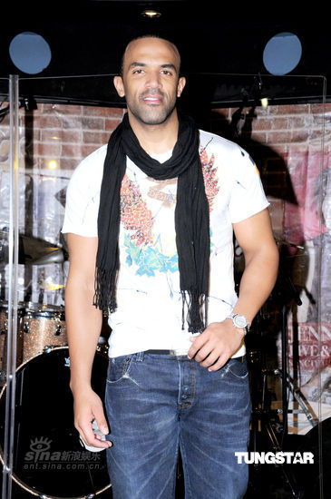 歌手克雷格香港开记者会 着紧身体恤秀肌肉(图