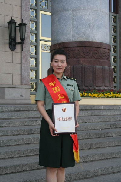 春蕾计划20年 谭晶被授予中国儿童慈善奖