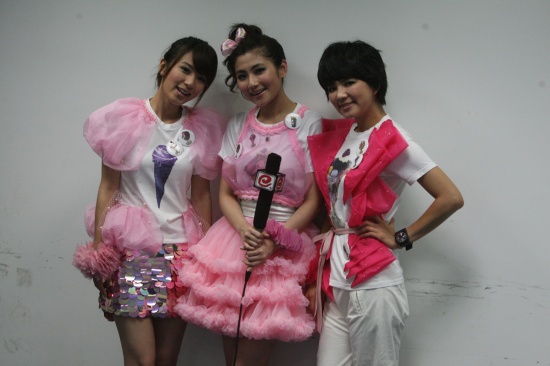 S.H.E��������ֺ����ϴ���Ella��ͦͬ��ʦ��