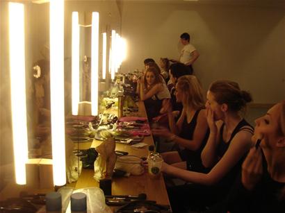 深圳揭秘“世界第一舞队”化妆间_影音娱乐_新浪网