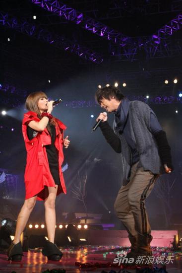 信单飞后选择享受<em>寂寞</em> 网推<em>私房</em>歌玩自恋(图)_