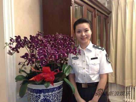 内地音乐 > 正文   新浪娱乐讯 近日,海政文工团独唱演员穆村,倾情