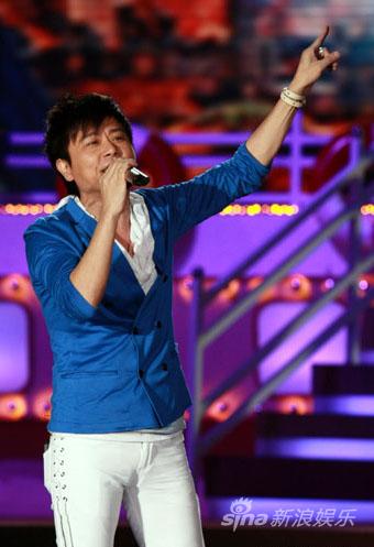 伍思凯献歌海峡论坛开幕式与观众合唱经典名曲