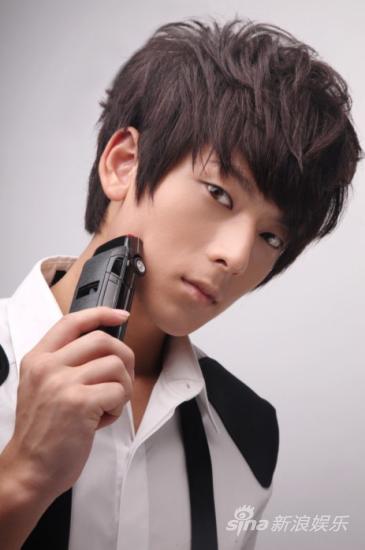 陈翔单曲《烟火》获热捧 新写真显迷幻气质(图