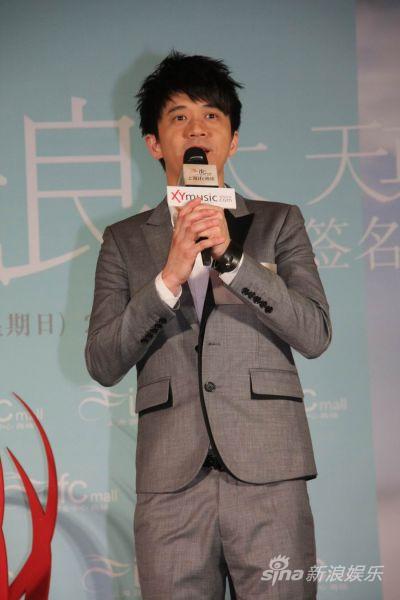 光良现身上海签售新EP《太天真》
