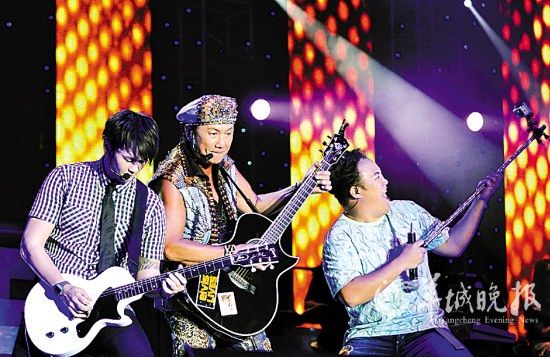 左起:大儿子许怀恩、许冠杰、二儿子许怀东