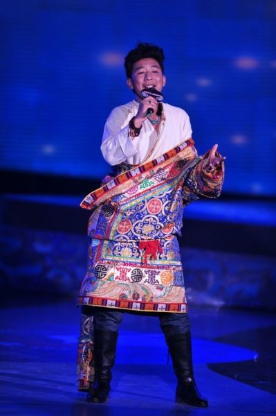 中国藏歌会决赛第三场 甘孜小伙藏语感恩歌震