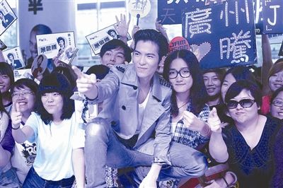 萧敬腾北京签售新专辑 歌迷赠送全家福画像(图)_影音娱乐_新浪网