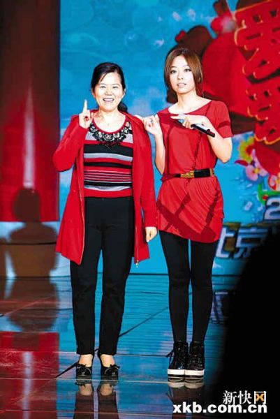张靓颖携妈妈同台(图)