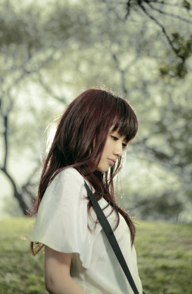 刘惜君捐赠抱枕助力公益 入行两年沉默变开朗