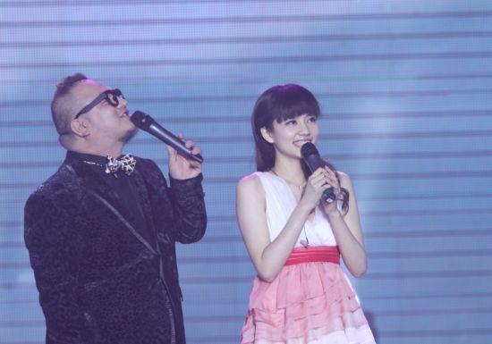 刘惜君献唱《让世界充满爱》北京演唱会