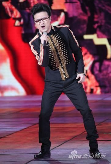 汪峰成央视春晚曲中下跪水幕背景引热议|汪峰