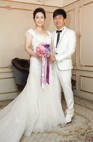 43岁台女歌手恋小12岁富商 拍奢华婚纱照|婚纱