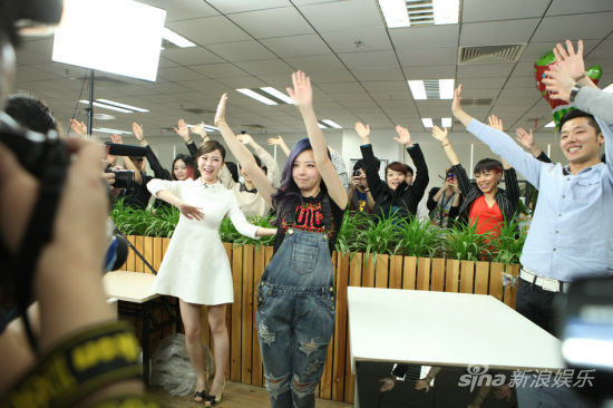 张靓颖快闪入侵新浪 入职一天客串主编