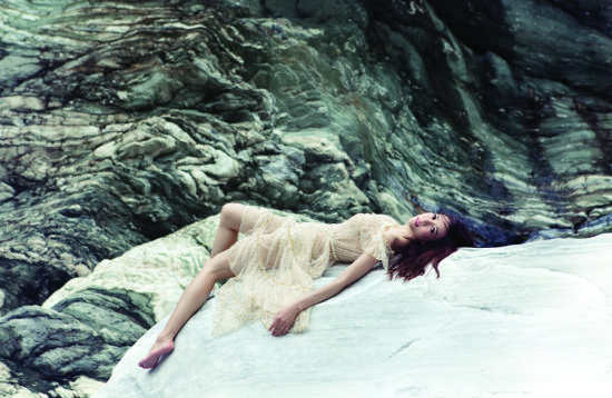  周韦彤 发布唯美 秘境 大片 涉险拍摄MV| 周韦彤 |