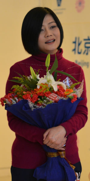 何静现身公益活动 探望梁和平(图)|何静|公益|梁