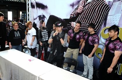 周杰伦在林俊杰被打地签售 肌肉男护驾