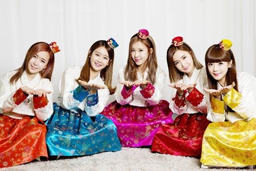 韩团crayonpop拍韩服写真送新年问候(图)