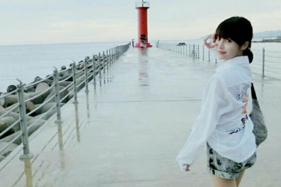 T-ara宝蓝海边近照 大眼陶瓷肌有如洋娃娃
