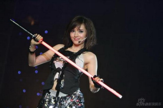 张澜澜亮相中韩歌会古典美女时尚大变身(组图)