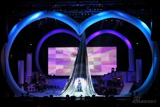 梁静茹新加坡开唱 华丽孔雀装磅祌登场【图】