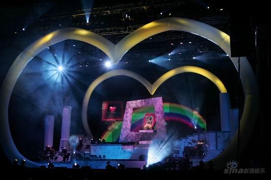 梁静茹新加坡开唱 华丽孔雀装磅祌登场【图】